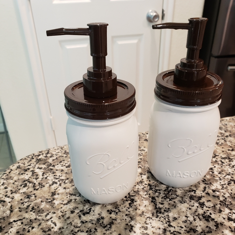 New 2pc soap dispenser set